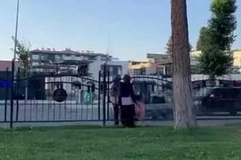 Korkuluğu aşıp trafiği tehlikeye attılar
