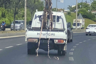 Kamyondan sarkan şeritler trafiği tehlikeye attı
