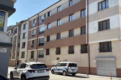 Yayılan kokular nedeniyle eve giren ekipler yaşlı adamın cesedi ile karşılaştı
