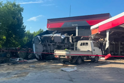 Kömür yüklü TIR, akaryakıt istasyonuna girdi: 1 ölü, 2 yaralı