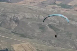 Kayalıklara düşen yamaç paraşütü pilotu öldü