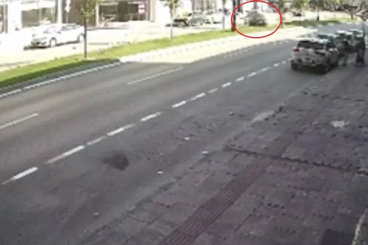 Refüjdeki ağaçlara ve aydınlatma direğine çarpan otomobilin takla attığı kaza kamerada: 2 yaralı