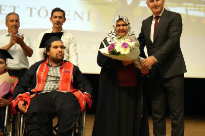 Annesinin tekerlekli sandalyeyle okula getirip götürdüğü Abdulsamet, üniversiteyi dereceyle bitirdi