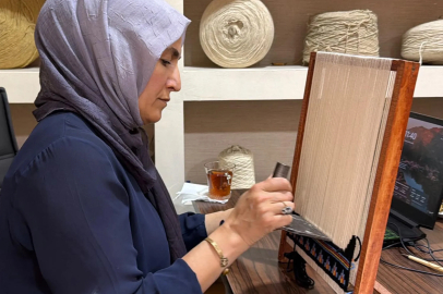 Minyatür tezgahlarla dokuma sanatını gençlere aktarıyor