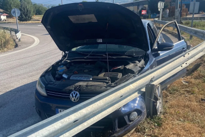 Navigasyon yanlış yönlendirdi, otomobil bariyerlere çarptı: 1 yaralı 