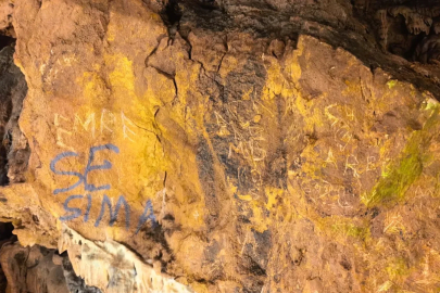 3 milyon yıllık mağaraya sprey boyayla zarar verdiler 