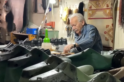 9 yaşında çırak olarak başladığı mesleğinde 63 yıldır ayakkabı tamir edip, üretiyor