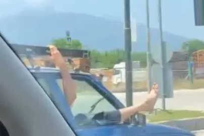 Ayaklarını camdan çıkarıp, içki içen ‘ehliyetsiz’ sürücünün polisten kaçtığı anlar kamerada