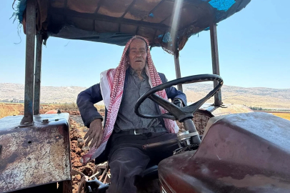 Hataylı çiftçi, 50 yıldır aynı traktörü kullanıyor
