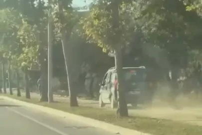 Hafif ticari aracıyla kaldırımda ilerleyip, yayalardan yol istedi