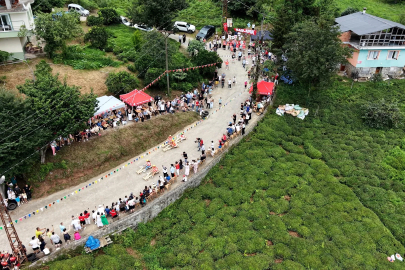 Rize'deki festivalde 12 ülkeden katılımcılar tahta arabalarla yarıştı