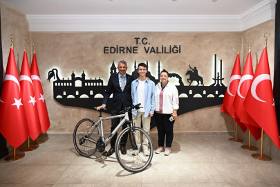 Edirne Valisi'nden çevreci Aras'a bisiklet hediyesi
