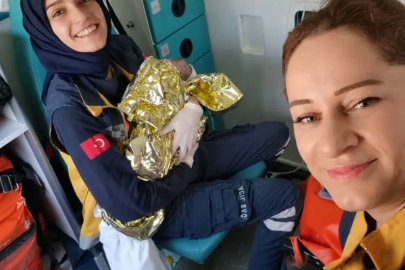 Hastaneye giderken ambulansta doğum yaptı