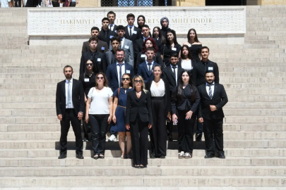 TİKAV, bursiyerleri ile Anıtkabir’i ziyaret etti 