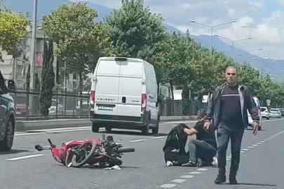 Otomobille çarpışan motosikletteki çift yaralandı