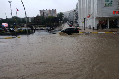 Yozgat'ta sağanak; cadde ve sokaklar göle döndü