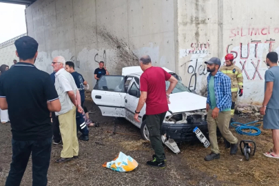 Bursa'da otomobil köprü altındaki beton duvara çarptı: 3 ölü 2 yaralı / Ek Fotoğraflar