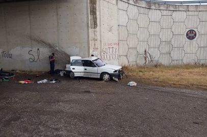 Bursa'da otomobil köprü altındaki beton duvara çarptı: 3 ölü 2 yaralı