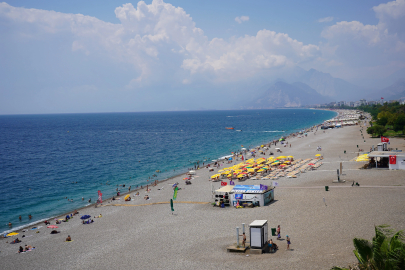 Antalya'da az bulutlu havada sahiller doldu