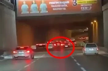 Makas atarak ilerleyen lüks otomobil, başka bir araca çarpıp kaçtı; o anlar kamerada