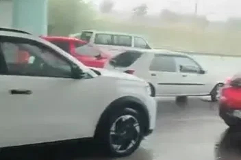 Sağanağa yakalanan motokuryeler köprü altına sığındı