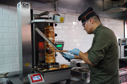 Antalya sıcağında döner ustalarının zorlu mesaisi