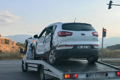 Bursa'da takla atan otomobil karşı şeritten gelen ciple çarpıştı: 2 yaralı