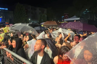 Semicenk konserine gelenler sağanak yağmura rağmen alandan ayrılmadı