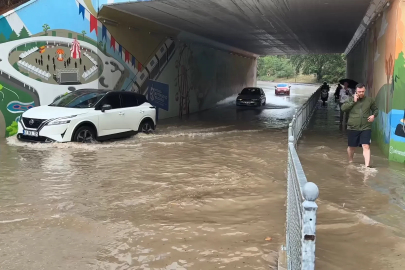 Kocaeli'de sağanak; alt geçit suyla doldu 