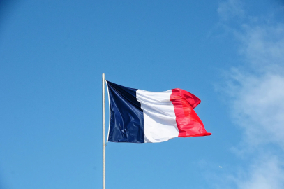 Paris'te bıçaklı saldırı: 3 yaralı