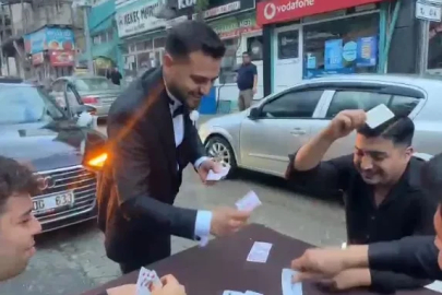 Harçlık için gelin arabasının önünü kesip, yolun ortasında iskambil oynadılar