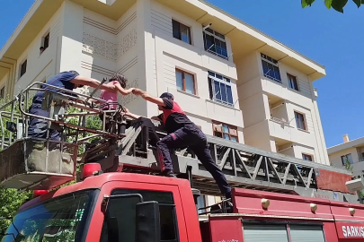 Çıktığı ağaçta mahsur kalan otizmli çocuğu itfaiye kurtardı