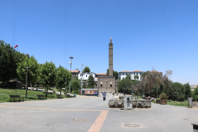 Diyarbakır’da hava sıcaklığı 40 dereceyi geçti, tarihi mekanlar ve sokaklar boş kaldı