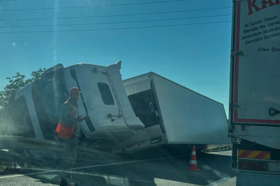TIR, refüjdeki bariyerlere çarpıp devrildi; 1 yaralı