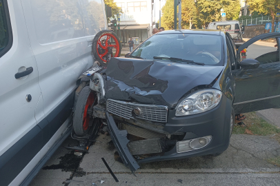 Kazada otomobil ile minibüs arasında sıkışan motosikletin sürücüsü ağır yaralandı