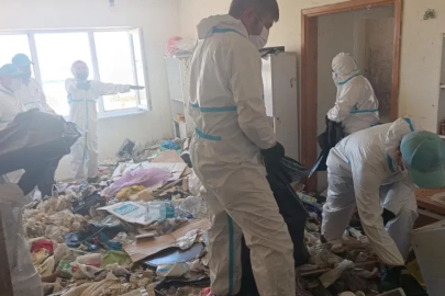 Apartman sakinlerinin şikayet ettiği daireden 28 ton çöp çıkarıldı