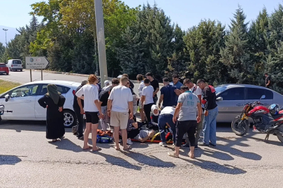 Otomobille çarpışan motosiklet sürücüsü ağır yaralandı