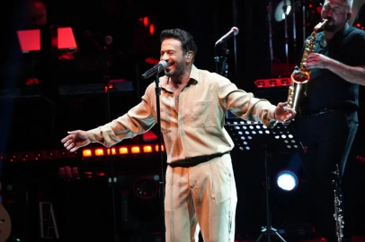 Emre Altuğ, Uluslararası Bursa Festivali’nde sahne aldı