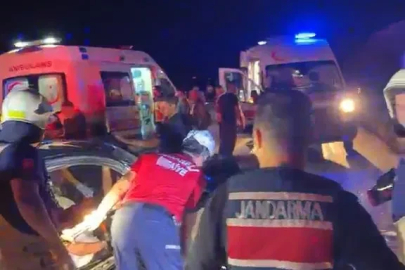 Bursa'da iki otomobil kafa kafaya çarpıştı: Anne ve kızı öldü, 2'si jandarma 5 yaralı