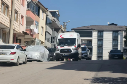 Evinin salonunda kanlar içinde ölü bulundu
