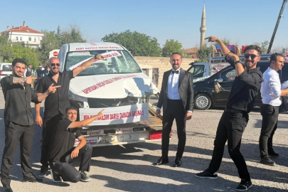 Düğünde arkadaşları, damada hurda otomobil hediye etti