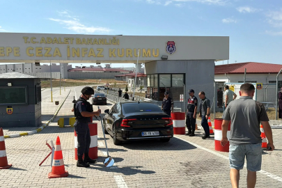 Ümit Özdağ, cezaevindeki Sinem Dedetaş ile Oğuzhan Uğur'u ziyaret etti