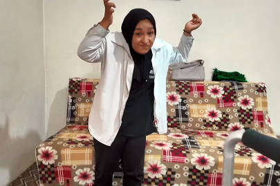 Doğuştan yürüme engelli Esma, ilk kez ayağa kalktı