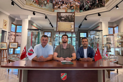 Karşıyaka'da Hakan imzayı attı, ilk yabancı yolda