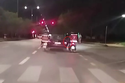 Seyir halinde yakıtı biten otomobili motosikletli kuryeler ayaklarıyla itekledi