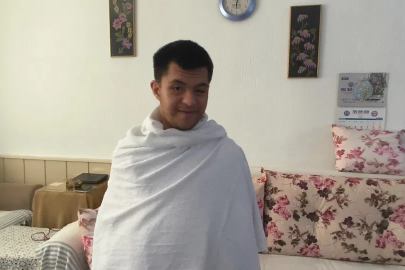 Kabe'nin maketine sarılıp ağlayan engelli bireyin umre hayali gerçek oluyor