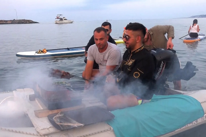 SUP sporcularına denizin ortasında mangalda kebap servisi