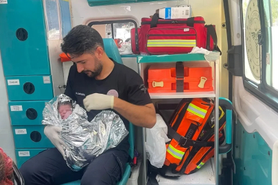 7'nci çocuğunu ambulansta dünyaya getirdi 