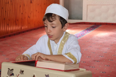 9 yaşındaki otizmli Asilhan, Kur'an okumayı öğrendi