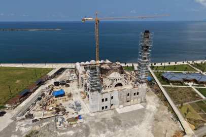 Eski TBMM Başkanı Kahraman, yapımı süren Recep Tayyip Erdoğan Camii’nde incelemede bulundu